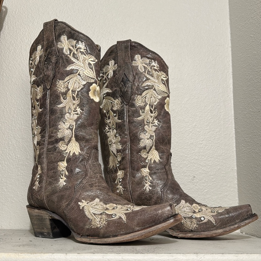 CORRAL WOMEN'S FLOWER EMBROIDERY WESTERN BOOTS - SNIP TOE